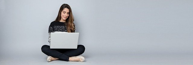 Lady-sitting-on-the-floor-with-a-laptop